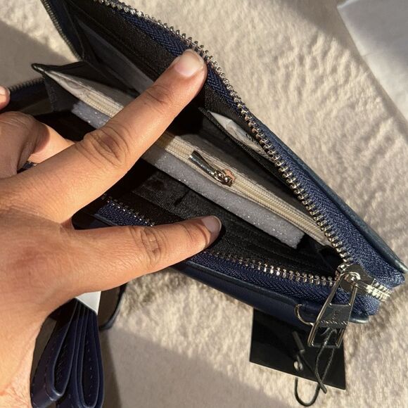 London Fog Navy Daisy large size Embossed Wallet NWT - Picture 12 of 13